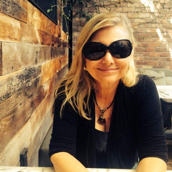 Meet your Posher, Stephanie - Picture 2 of 2